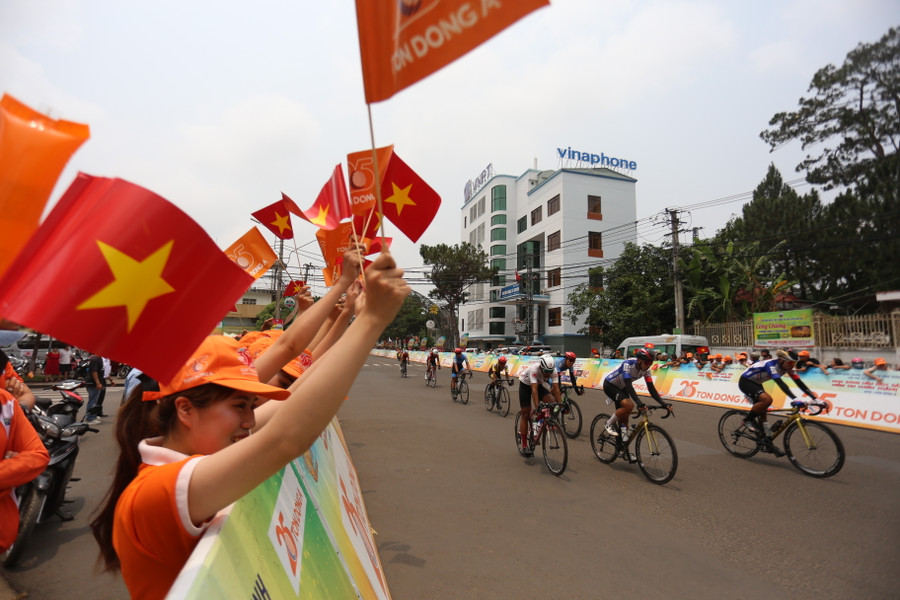 Lực lượng hoạt náo viên tạo ra bầu không khí sôi động tại khu vực về đích. Ảnh: Văn Ngọc Lực lượng hoạt náo viên tạo ra bầu không khí sôi động tại khu vực về đích. Ảnh: Văn Ngọc