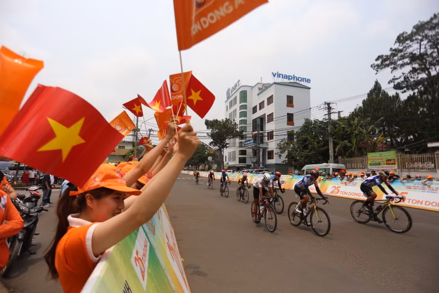 Lực lượng hoạt náo viên tạo ra bầu không khí sôi động tại khu vực về đích. Ảnh: Văn Ngọc