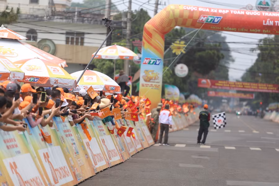 Đông đảo khán giả Pleiku đến cổ vũ cho các tay đua. Ảnh: Văn Ngọc