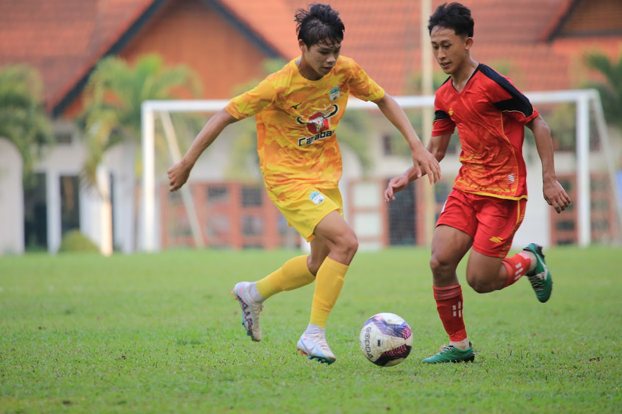 U19 Bình Định (phải) đã chơi chặt chẽ trước đội bóng đang dẫn đầu bảng. Ảnh: Trí Dũng