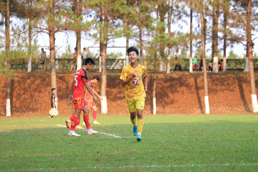 Huy Hoàng (phải) ghi bàn thắng ấn định tỷ số 2-0 cho U19 HAGL. Ảnh: Trí Dũng