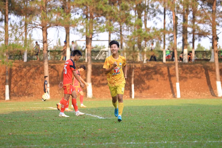 Huy Hoàng (phải) ghi bàn thắng ấn định tỷ số 2-0 cho U19 HAGL. Ảnh: Trí Dũng