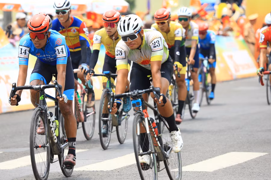 Các cua rơ đã phải trải qua chặng đua dài với nhiều đèo dốc. Ảnh Văn Ngọc