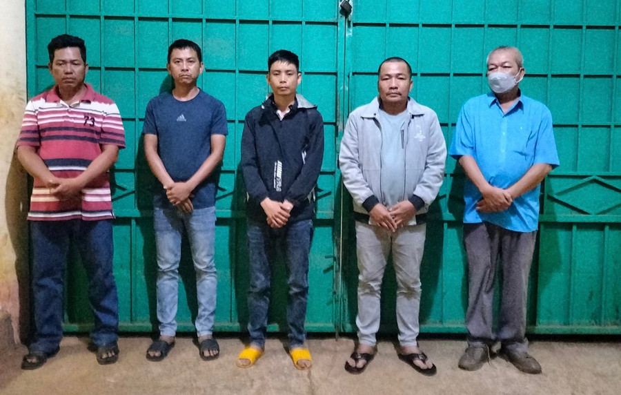 5 đối tượng đã bị khởi tố trong đường dây cá độ bóng đá tại huyện Chư Pưh. Ảnh: Tiến Bảo 5 đối tượng đã bị khởi tố trong đường dây cá độ bóng đá tại huyện Chư Pưh. Ảnh: Tiến Bảo