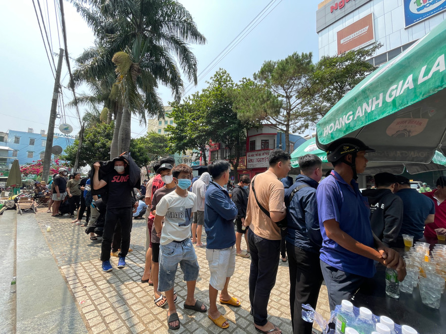 Khán giả phải đội nắng xếp hàng mua áo đấu của HAGL. Ảnh: Văn Ngọc Khán giả phải đội nắng xếp hàng mua áo đấu của HAGL. Ảnh: Văn Ngọc