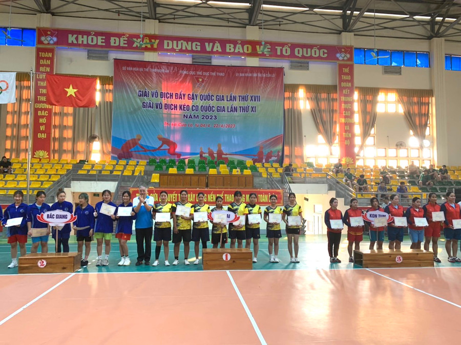 Các VĐV Gia Lai đã giành huy chương vàng ở nội dung 360 kg nữ trong nhà. Ảnh: Nguyên Vũ