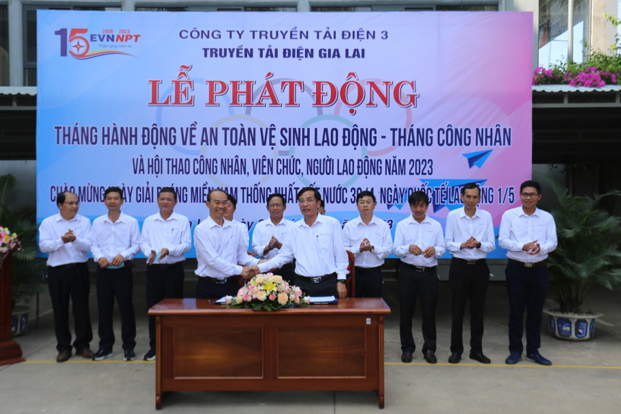 Các đơn vị của Truyền tải điện Gia Lai đã ký cam kết hưởng ứng Tháng hành động về an toàn vệ sinh lao động và tháng Công nhân năm 2023. Ảnh: Văn Ngọc Các đơn vị của Truyền tải điện Gia Lai đã ký cam kết hưởng ứng Tháng hành động về an toàn vệ sinh lao động và tháng Công nhân năm 2023. Ảnh: Văn Ngọc