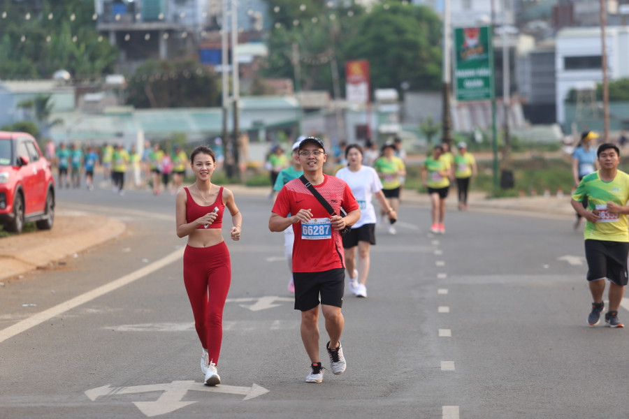 Mỗi km chạy hợp lệ của các VĐV sẽ được BIDV tài trợ từ 1.000-3000 ngàn đồng. Ảnh: Văn Ngọc