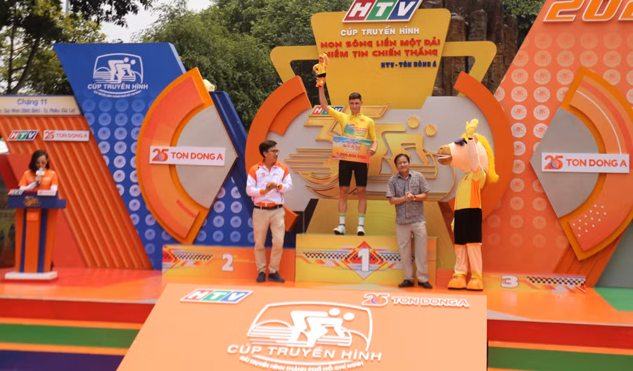 Cua rơ Petr Rikunov vẫn giữ được chiếc áo vàng chung cuộc. Ảnh: Văn Ngọc