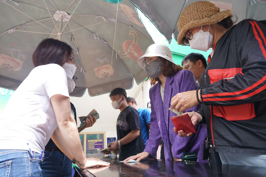 Mỗi khán giả xếp hàng sẽ được mua 2 chiếc áo đấu. Ảnh: Văn Ngọc Mỗi khán giả xếp hàng sẽ được mua 2 chiếc áo đấu. Ảnh: Văn Ngọc