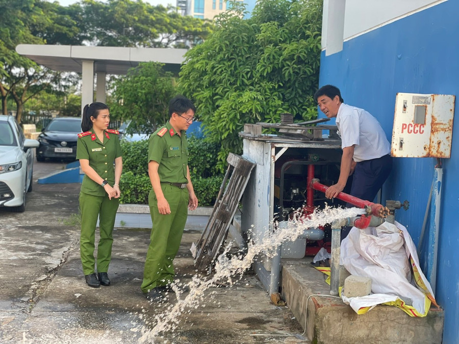 Lực lượng Công an sẽ tiến hành kiểm tra việc khắc phục vi phạm của hơn 300 cơ sở. Ảnh: Minh Quân