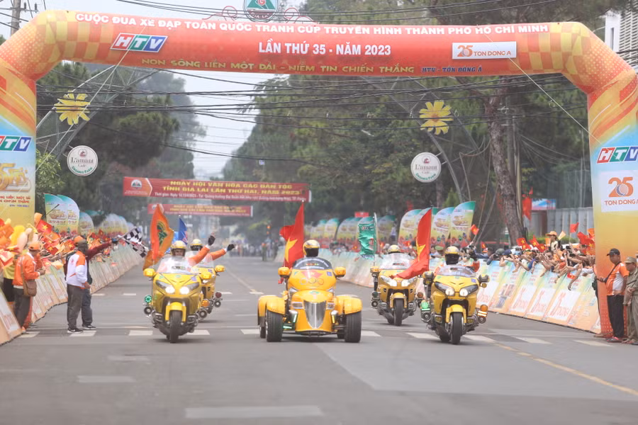 Xe mô tô dẫn đoàn gây ấn tượng mạnh với khán giả Phố núi. Ảnh: Văn Ngọc