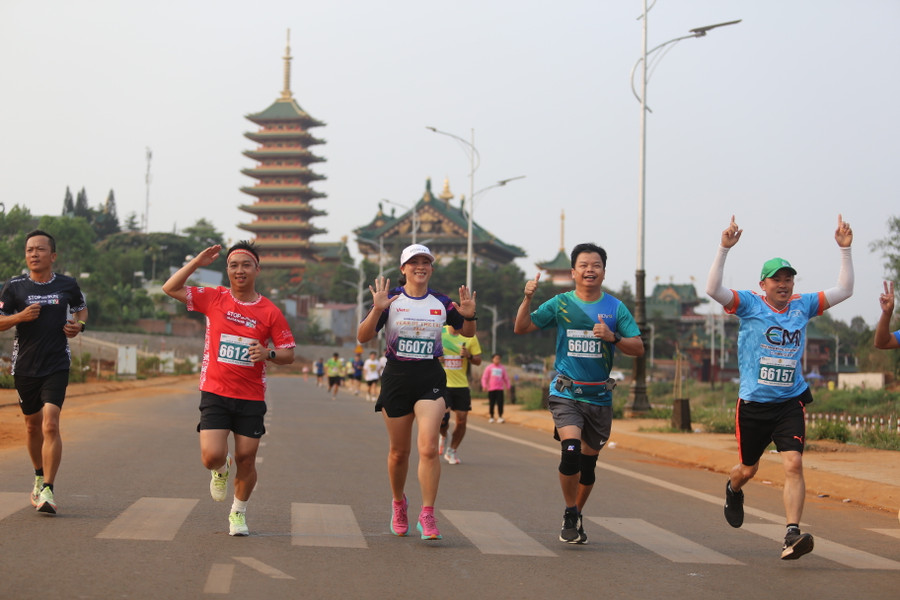 Phó Chủ tịch UBND tỉnh Nguyễn Hữu Quế (thứ 2 từ phải sang) tham gia chạy cự ly 10 km sau lễ phát động. Ảnh: Văn Ngọc