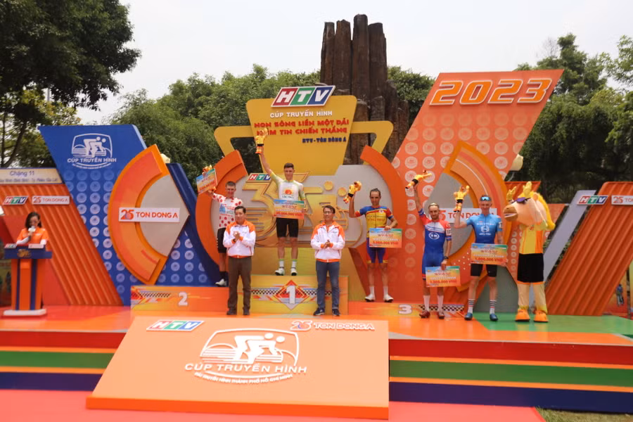 Ban tổ chức trao giải cho các tay đua cán đích đầu tiên ở chặng 11. Ảnh: Văn Ngọc