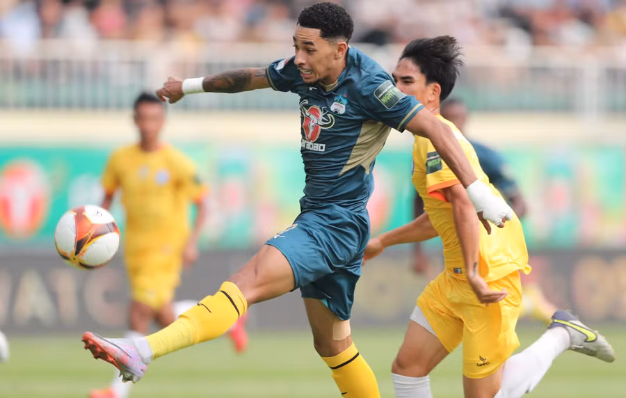 HAGL đã bỏ lỡ những cơ hội ngon ăn trong hiệp 1. Ảnh: Văn Ngọc