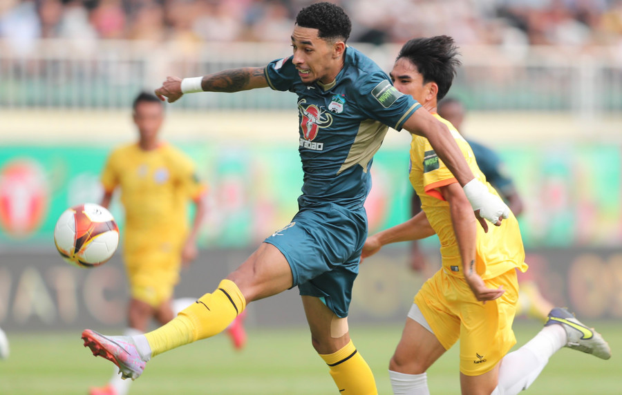 HAGL đã bỏ lỡ những cơ hội ngon ăn trong hiệp 1. Ảnh: Văn Ngọc