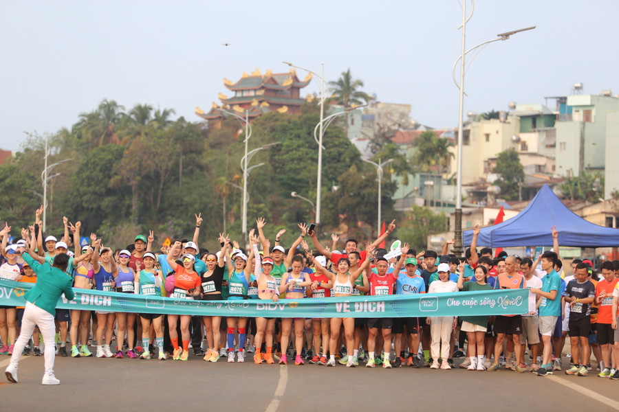 Hơn 300 vận động viên tham gia chạy hưởng ứng trong lễ phát động. Ảnh: Văn Ngọc