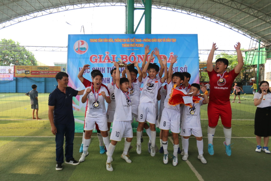 Đội bóng Trường THCS Phạm Hồng Thái đã đánh bại đối thủ với tỷ số sát nút để đăng quang ngôi vô địch. Ảnh: Văn Ngọc