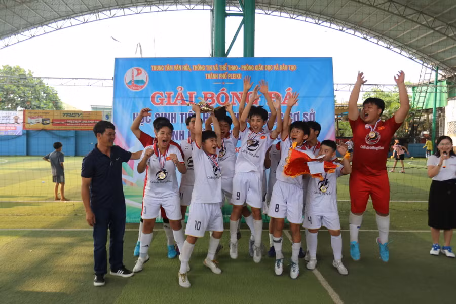 Đội bóng Trường THCS Phạm Hồng Thái đã đánh bại đối thủ với tỷ số sát nút để đăng quang ngôi vô địch. Ảnh: Văn Ngọc