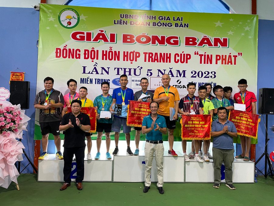 Ban tổ chức trao giải cho các đội giành thành tích cao nhất của giải. Ảnh: Văn Ngọc