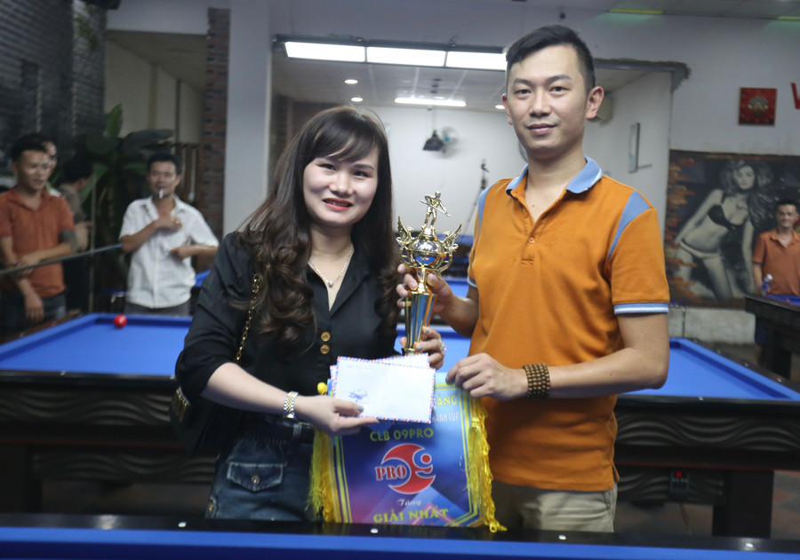 Cơ thủ Nguyễn Thanh Bình (phải) nhận Cúp vô địch cùng phần thưởng của Ban tổ chức. Ảnh: Văn Ngọc Cơ thủ Nguyễn Thanh Bình (phải) nhận Cúp vô địch cùng phần thưởng của Ban tổ chức. Ảnh: Văn Ngọc