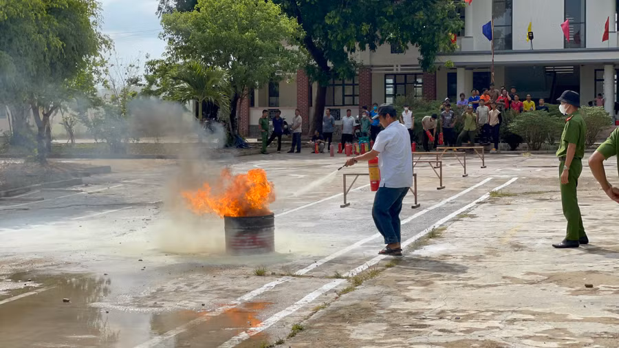 Công an huyện Krông Pa mở lớp hướng dẫn người kỹ năng xử lý tình huống và kỹ năng chữa cháy. Ảnh: Lê Nam