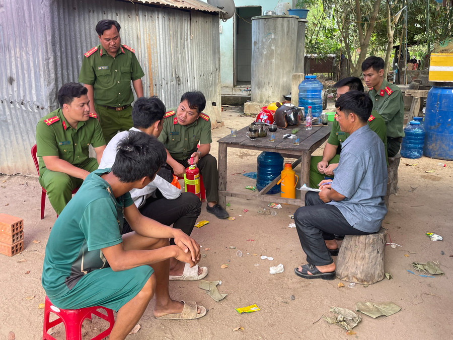 Công an huyện Krông Pa phối hợp với công an xã Ia Rsươm tổ chức tuyên truyền, hướng dẫn người dân về công tác PCCC và sử dụng bình chữa cháy. Ảnh: Lê Nam