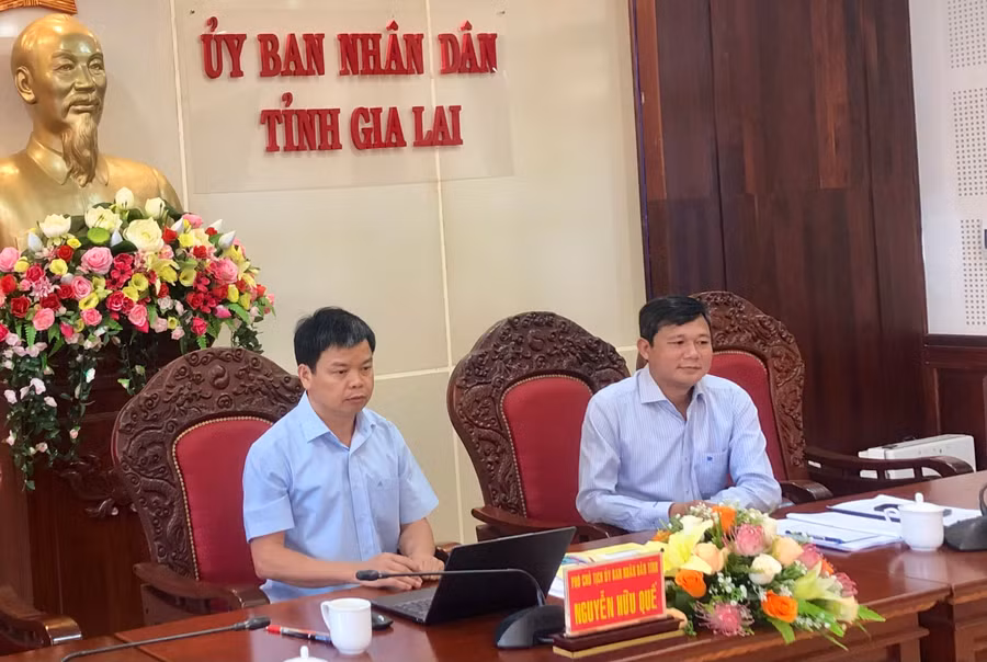 Phó Chủ tịch UBND tỉnh Gia Lai Nguyễn Hữu Quế (bìa trái) dự và chủ trì tại điểm cầu tỉnh Gia Lai. Ảnh: Lê Nam