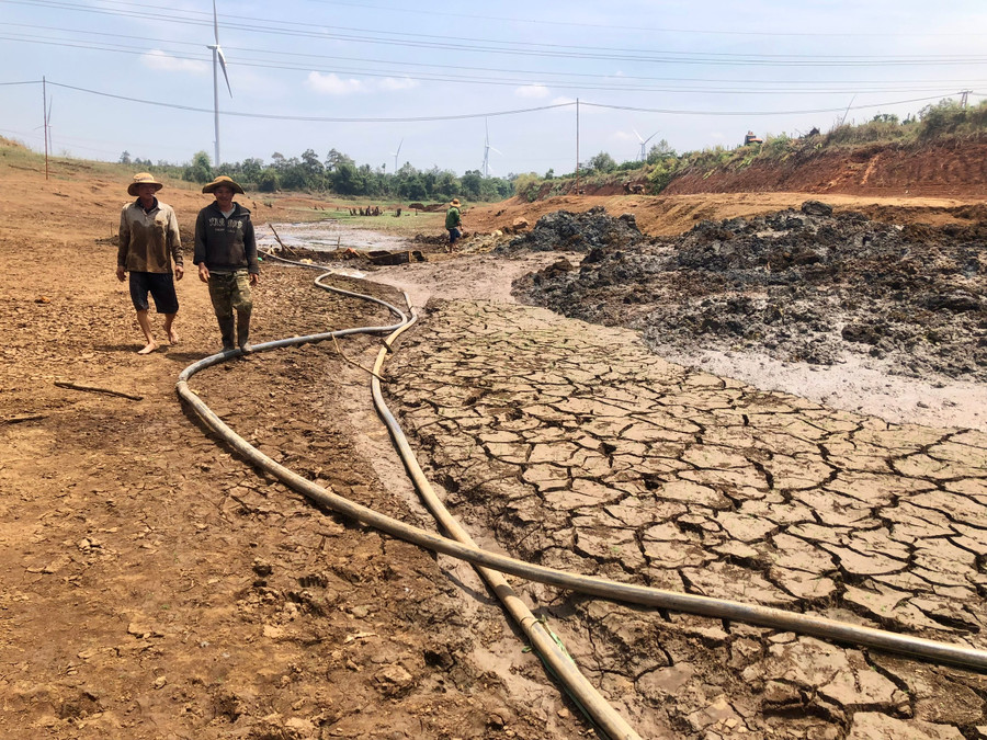 Lòng hồ Bầu Nai (xã Bầu Cạn, huyện Chư Prông) cạn khô đã nứt nẻ. Ảnh: Lê Nam Lòng hồ Bầu Nai (xã Bầu Cạn, huyện Chư Prông) cạn khô đã nứt nẻ. Ảnh: Lê Nam