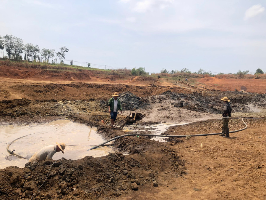 Nhiều hồ thủy lợi ở Gia Lai khô cạn khiến người nông dân phải gồng mình chống hạn. Ảnh: Lê Nam