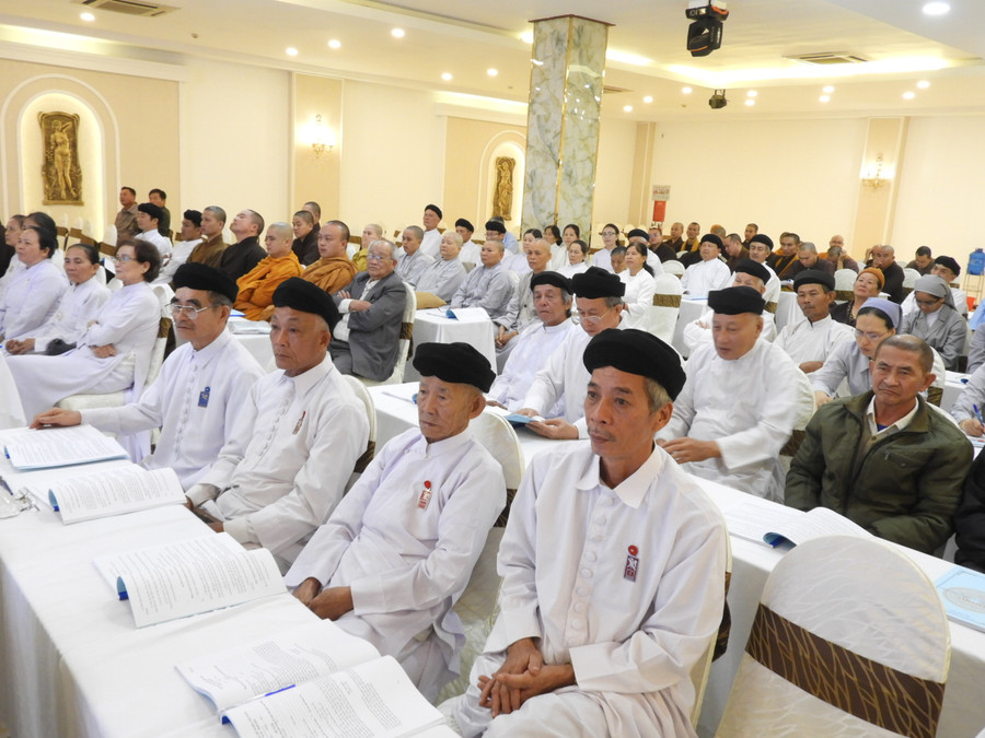 Đại biểu chức sắc tôn giáo dự hội nghị phổ biến các quy định pháp luật về tín ngưỡng, tôn giáo. Ảnh Thanh Nhật