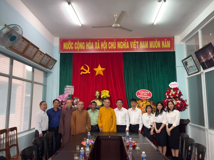 Đoàn đại biểu các tôn giáo tỉnh thăm, chúc mừng Ban Tôn giáo tỉnh Gia Lai nhân kỷ niệm 68 năm Ngày truyền thống ngành quản lý nhà nước về tôn giáo. Ảnh Thanh Nhật Đoàn đại biểu các tôn giáo tỉnh thăm, chúc mừng Ban Tôn giáo tỉnh Gia Lai nhân kỷ niệm 68 năm Ngày truyền thống ngành quản lý nhà nước về tôn giáo. Ảnh Thanh Nhật