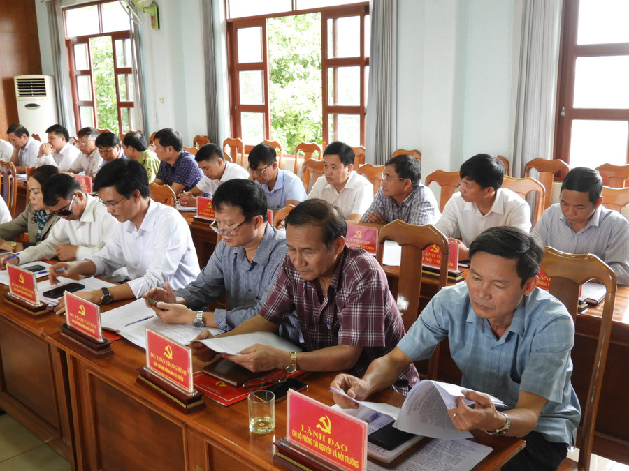 Cán bộ chủ chốt của huyện tham dự hội nghị. Ảnh Thanh Nhật