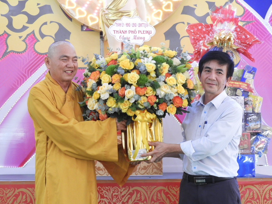 Phó Bí thư Thường trực Thành ủy Võ Phúc Ánh (phải) tặng lẵng hoa chúc mừng Ban Trị sự Giáo hội Phật giáo Việt Nam tỉnh nhân dịp Đại lễ Phật đản Phật lịch 2568. Ảnh Thanh Nhật Phó Bí thư Thường trực Thành ủy Võ Phúc Ánh (phải) tặng lẵng hoa chúc mừng Ban Trị sự Giáo hội Phật giáo Việt Nam tỉnh nhân dịp Đại lễ Phật đản Phật lịch 2568. Ảnh Thanh Nhật