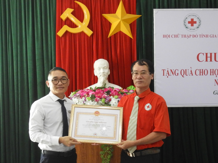 Chủ tịch Hội CTĐ tỉnh Dương Đình Diện trao Giấy Ghi nhận Tấm lòng vàng cho ông Nguyễn Tuấn (bìa trái) đại diện nhà tài trợ. Ảnh Thanh Nhật Chủ tịch Hội CTĐ tỉnh Dương Đình Diện trao Giấy Ghi nhận Tấm lòng vàng cho ông Nguyễn Tuấn (bìa trái) đại diện nhà tài trợ. Ảnh Thanh Nhật