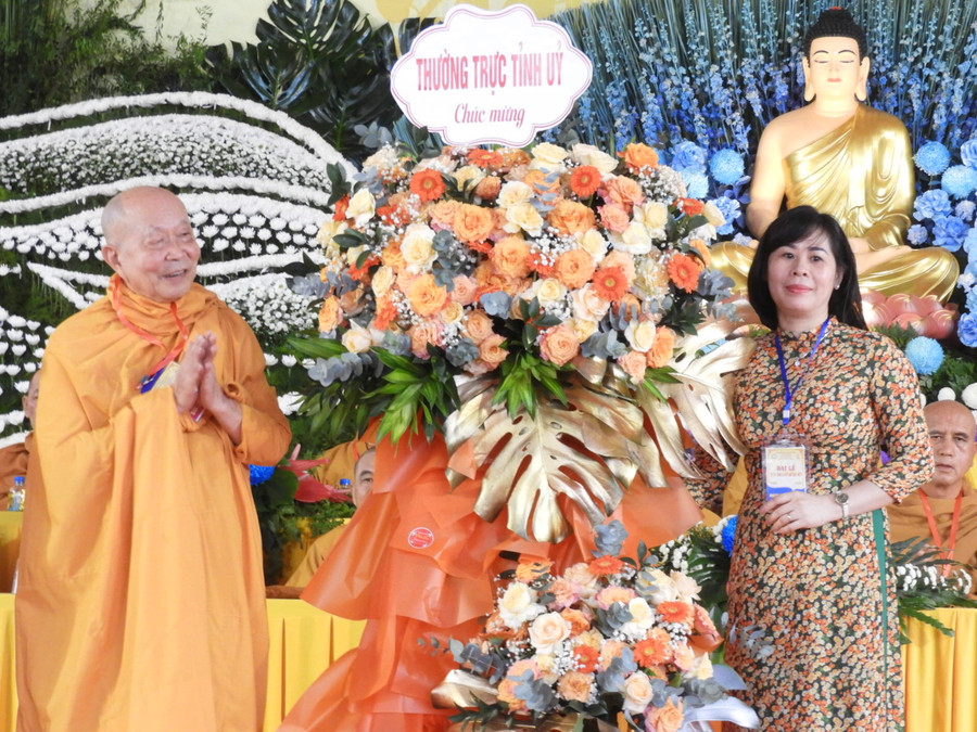 Thừa ủy quyền, bà Vũ Thị Thu-Phó Trưởng Ban Dân vận Tỉnh ủy trao tặng lẵng hoa của Thường trực Tỉnh ủy Gia Lai chúc mừng Đại lễ Tự tứ tăng và Vu Lan báo hiếu Phật lịch 2568. Ảnh Thanh Nhật Thừa ủy quyền, bà Vũ Thị Thu-Phó Trưởng Ban Dân vận Tỉnh ủy trao tặng lẵng hoa của Thường trực Tỉnh ủy Gia Lai chúc mừng Đại lễ Tự tứ tăng và Vu Lan báo hiếu Phật lịch 2568. Ảnh Thanh Nhật