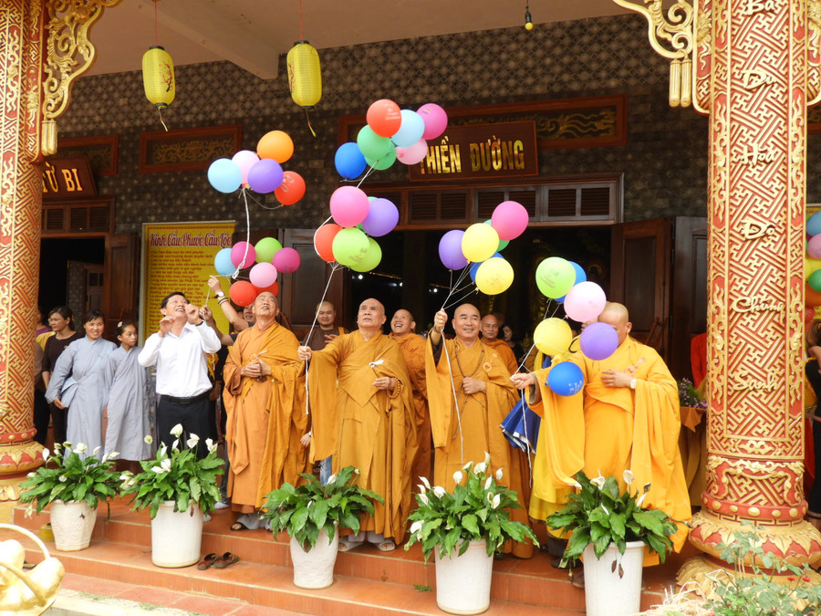 Nghi thức thả bong bóng cầu nguyện hoà bình tại Đại Lễ Phật đản. Ảnh Thanh Nhật Nghi thức thả bong bóng cầu nguyện hoà bình tại Đại Lễ Phật đản. Ảnh Thanh Nhật