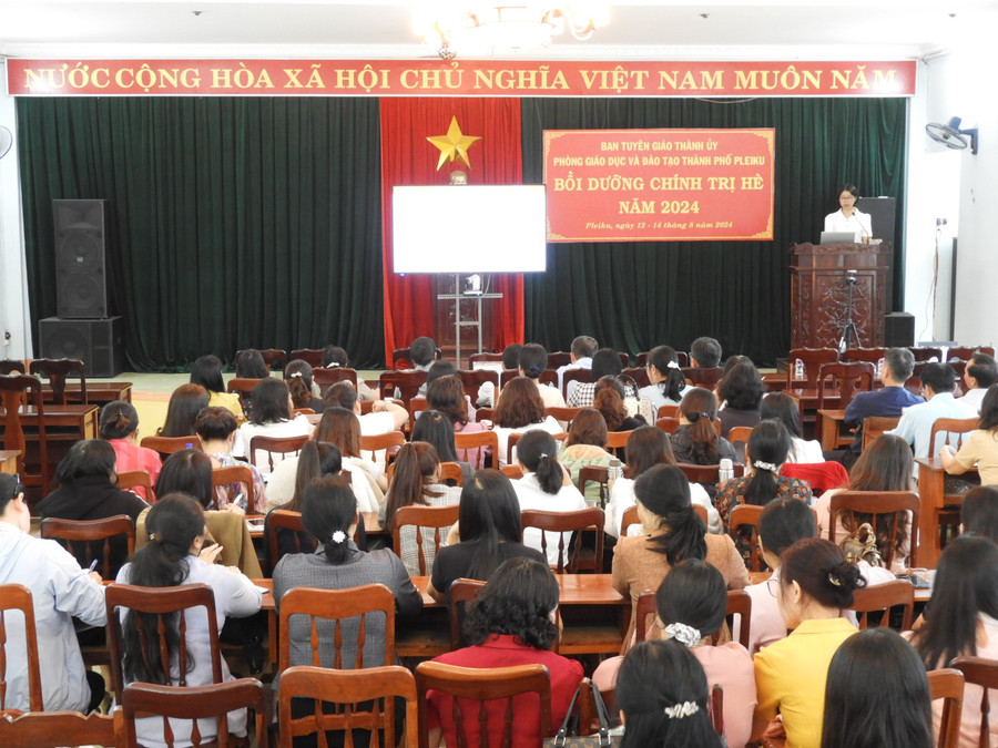 Quang cảnh lớp bồi dưỡng chính trị hè của ngành Giáo dục và Đào tạo TP. Pleiku. Ảnh Thanh Nhật Quang cảnh lớp bồi dưỡng chính trị hè của ngành Giáo dục và Đào tạo TP. Pleiku. Ảnh Thanh Nhật