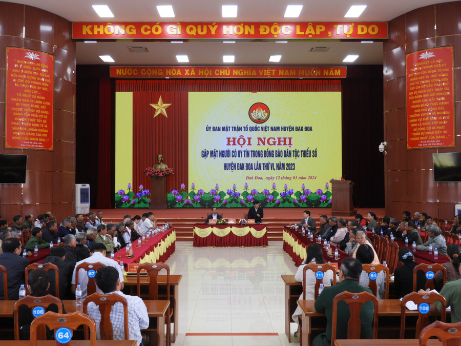 Quang cảnh hội nghị gặp mặt người có uy tín trong đồng bào dân tộc thiểu số của huyện Đak Đoa. Ảnh Thanh Nhật