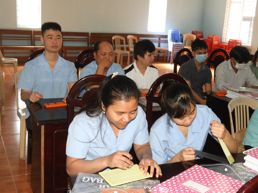 Các học viên tại một lớp học chữ braille nổi dành cho người mù do Hội người mù tỉnh tổ chức tại TP. Pleiku tỉnh Gia Lai. Ảnh Thanh Nhật Các học viên tại một lớp học chữ braille nổi dành cho người mù do Hội người mù tỉnh tổ chức tại TP. Pleiku tỉnh Gia Lai. Ảnh Thanh Nhật