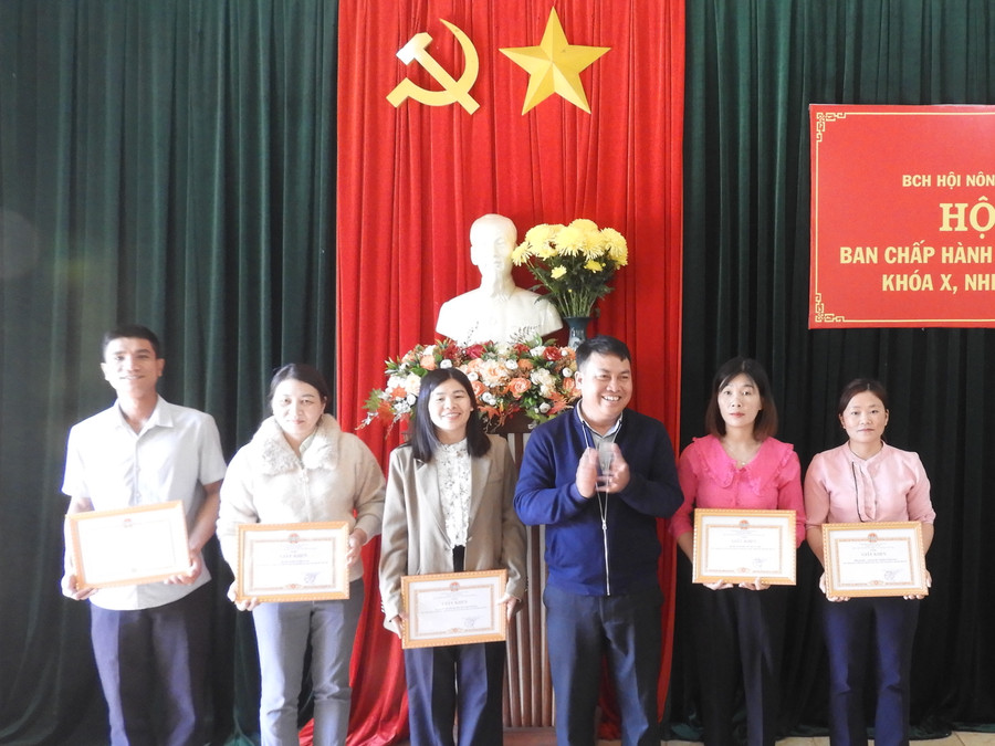 Các cá nhân có thành tích xuất sắc trong công tác Hội và phong trào ND năm 2023 được Hội ND huyện Đak Đoa tặng giấy khen. Ảnh Thanh Nhật Các cá nhân có thành tích xuất sắc trong công tác Hội và phong trào ND năm 2023 được Hội ND huyện Đak Đoa tặng giấy khen. Ảnh Thanh Nhật