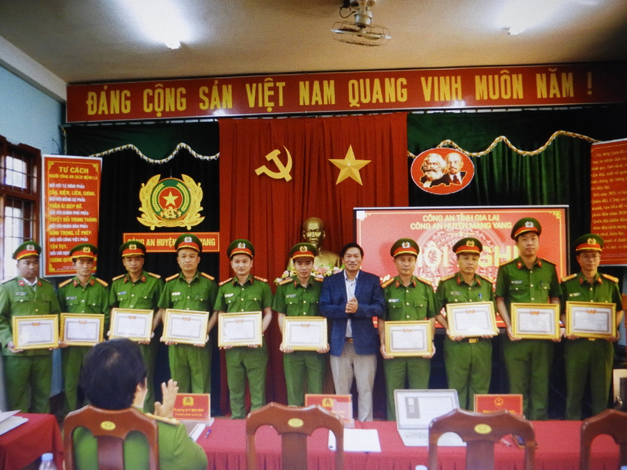 Các cá nhân được Giám đốc Công an tỉnh khen thưởng khen về thành tích xuất sắc trong phong trào thi đua “vì an ninh Tổ quốc năm 2023”. Ảnh Thanh Nhật