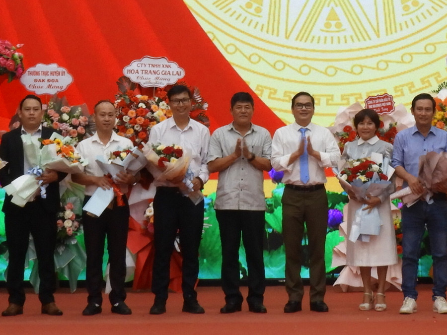 Lãnh đạo Huyện ủy và UBND huyện Đak Đoa tặng hoa chúc mừng đại diện các doanh nghiệp nhân dịp kỷ niệm Ngày Doanh nhân Việt Nam 13-10. Ảnh Thanh Nhật Lãnh đạo Huyện ủy và UBND huyện Đak Đoa tặng hoa chúc mừng đại diện các doanh nghiệp nhân dịp kỷ niệm Ngày Doanh nhân Việt Nam 13-10. Ảnh Thanh Nhật