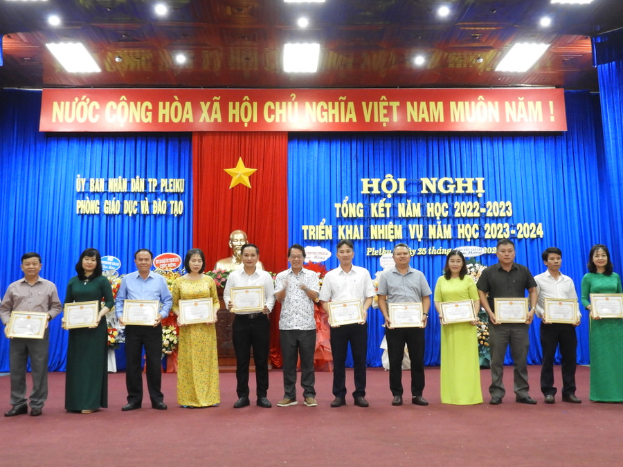Các tập thể hoàn thành xuất sắc nhiệm vụ năm học 2022-2023 được nhận giấy khen của Chủ tịch UBND thành phố. Ảnh Thanh Nhật Các tập thể hoàn thành xuất sắc nhiệm vụ năm học 2022-2023 được nhận giấy khen của Chủ tịch UBND thành phố. Ảnh Thanh Nhật