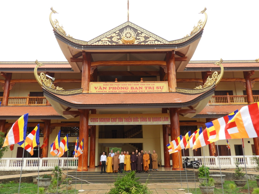 Đoàn công tác của tỉnh thăm và chúc mừng Đại lễ Phật đản tại Văn phòng Ban Trị sự Giáo hội Phật giáo Việt Nam tỉnh (Thiền Viện Trúc Lâm Tây Nguyên - xã Ia Dêr, huyện Ia Grai). Ảnh Thanh Nhật