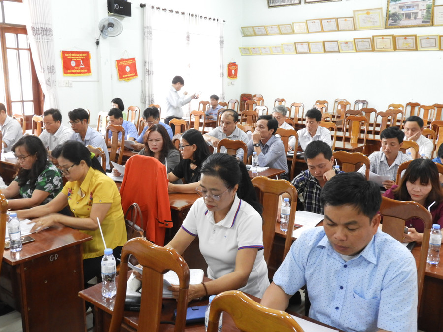 Đội ngũ cán bộ quản lý và giáo viên huyện Mang Yang tham gia tập huấn dạy học tăng cường tiếng Việt cho học sinh lớp 4, lớp 5 vùng dân tộc thiểu số. Ảnh Thanh Nhật