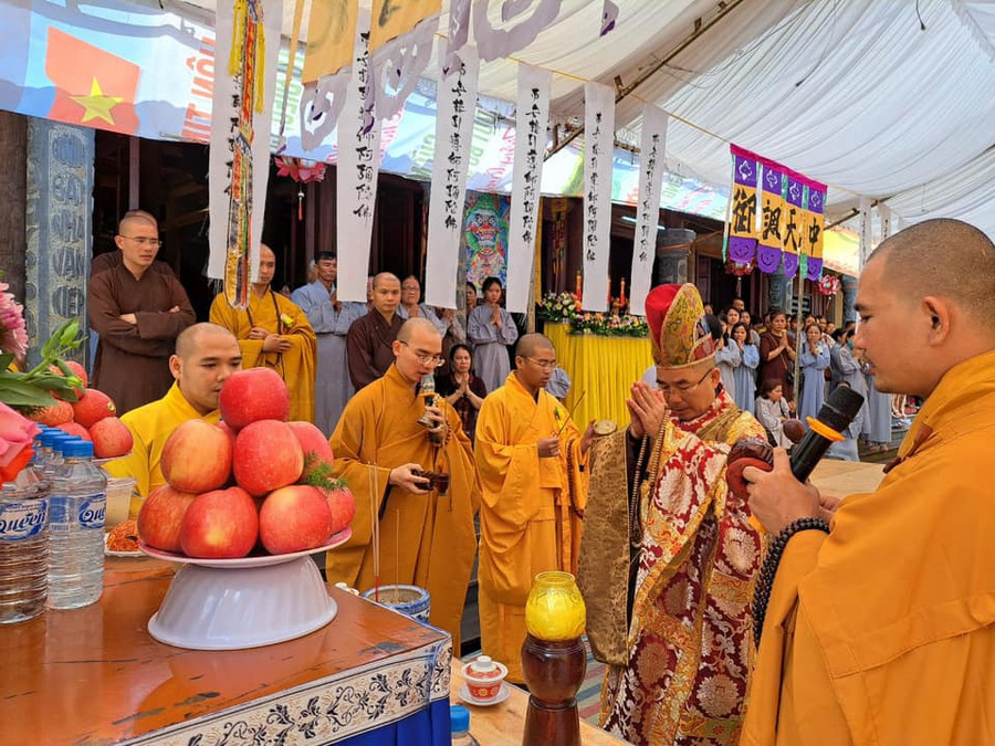 Ban Nghi lễ cử hành Lễ đăng đàn chẩn tế cầu siêu hương linh chiến sĩ trận vong, tiền bối hữu công, cửu huyền thất tổ, bách tánh quá vãng…, nhân mùa Vu lan. Ảnh: Thanh Nhật Ban Nghi lễ cử hành Lễ đăng đàn chẩn tế cầu siêu hương linh chiến sĩ trận vong, tiền bối hữu công, cửu huyền thất tổ, bách tánh quá vãng…, nhân mùa Vu lan. Ảnh: Thanh Nhật