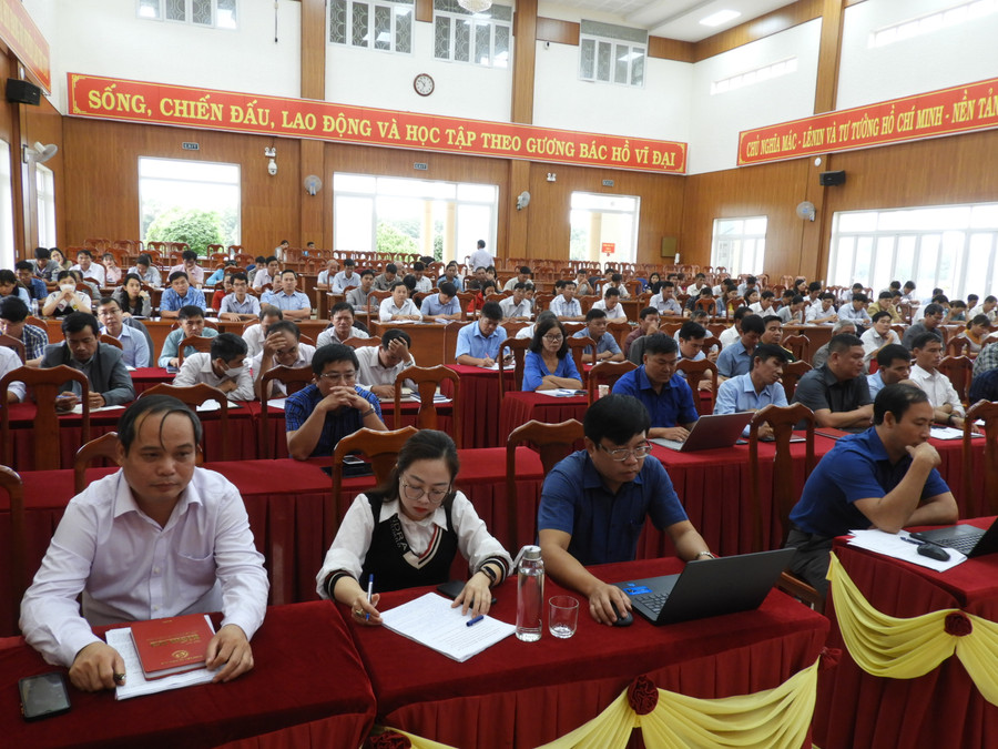 Cán bộ chủ chốt huyện Đak Đoa nghe quán triệt văn bản mới của Đảng. Ảnh Thanh Nhật