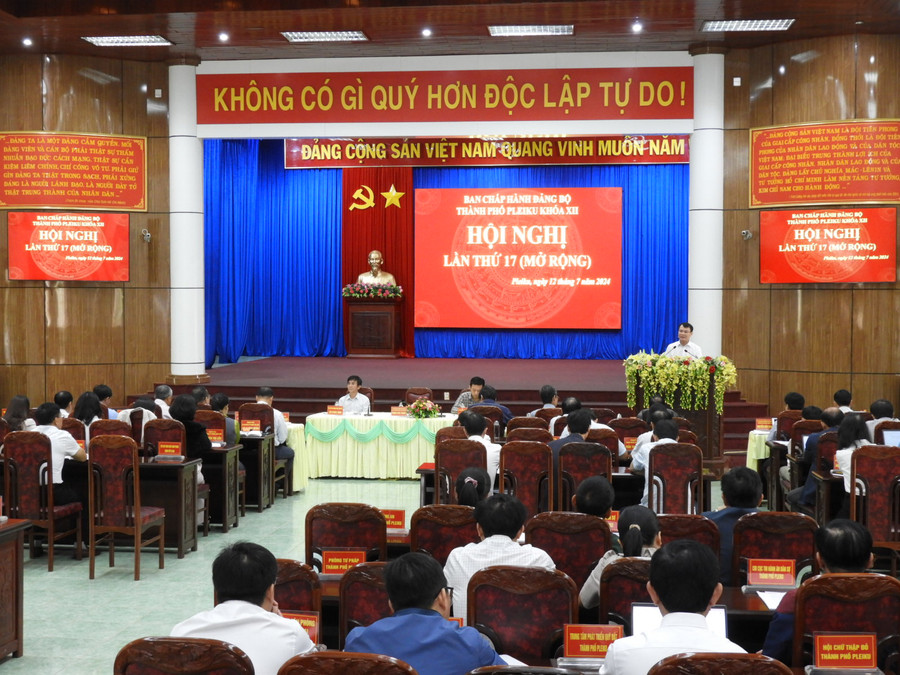 Quang cảnh hội nghị lần thứ 17 Ban Chấp hành Đảng bộ Thành phố Pleiku khóa XII. Ảnh Thanh Nhật Quang cảnh hội nghị lần thứ 17 Ban Chấp hành Đảng bộ Thành phố Pleiku khóa XII. Ảnh Thanh Nhật