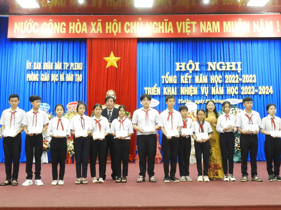 Hội Khuyến học thành phố trao thưởng các học sinh “vượt khó vươn lên tiêu biểu” năm học 2022-2023. Ảnh Thanh Nhật Hội Khuyến học thành phố trao thưởng các học sinh “vượt khó vươn lên tiêu biểu” năm học 2022-2023. Ảnh Thanh Nhật